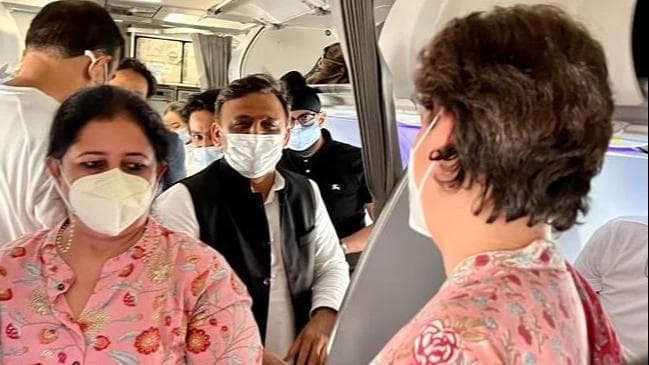 दिल्ली से लखनऊ जा रही फ्लाइट में अखिलेश और प्रियंका की हुई मुलाकात, सोशल मीडिया पर तस्वीर Viral