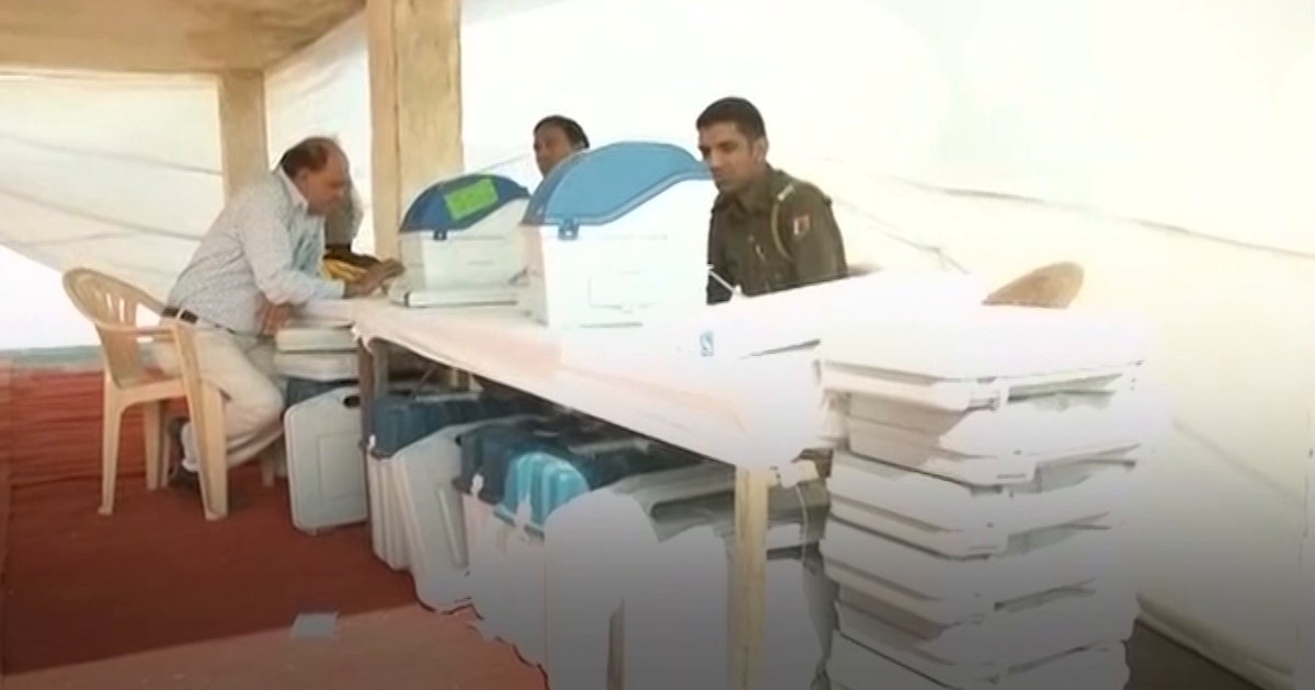 EVM स्ट्रॉन्ग रूम में फोटो खिंचवाने को लेकर TRS नेता गिरफ्तार