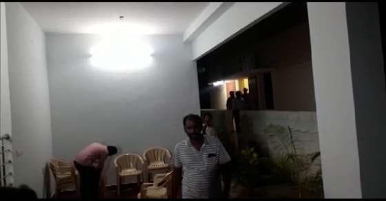 करुणानिधि की बेटी कनिमोझी के घर पर आयकर का छापा 