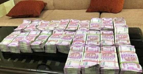 कर्नाटक के शिमोगा में टायर काटते ही निकले नोटों के बंडल