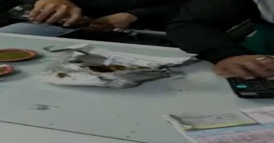 अलीगढ़ के रोडवेज दफ्तर में पेग बनाते कर्मचारियों का वीडियो वायरल 