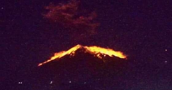 इंडोनेशिया: फिर धुआं और राख उगल रहा बाली का माउंट आगुंग