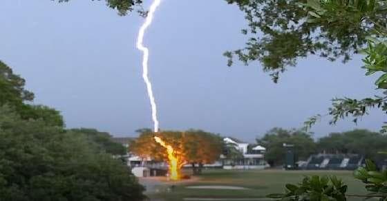 खेल के दौरान मैदान पर गिरी बिजली, फिर क्या हुआ देखिए