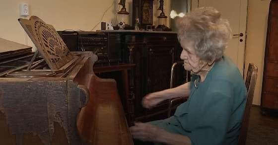 108 year old goes viral, following her passion for piano 