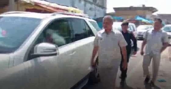 सड़क किनारे अखिलेश ने खाया भुट्टा, बोले- बड़ा महंगा दे रहे हो... 