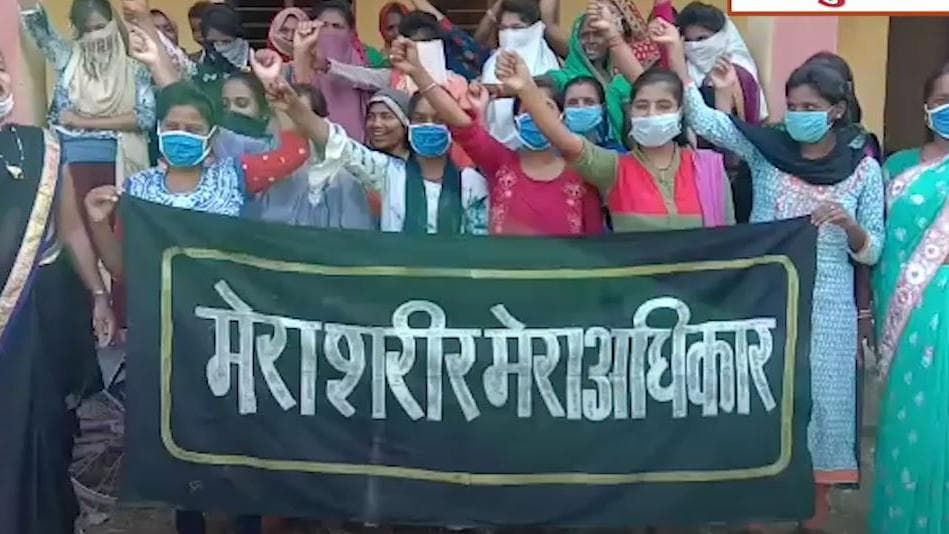 हाथरस गैंगरेप के विरोध में उतरीं पीएम के सांसद आदर्श गांव की महिलाएं