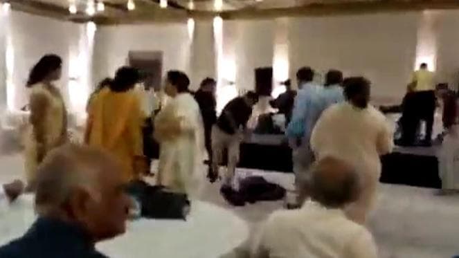 Viral Video: साथियों संग नाच-गा रहे थे डॉ. जैन...अचानक पड़ा दिल का दौरा, मौत के मुंह से नहीं बचा पाए साथी