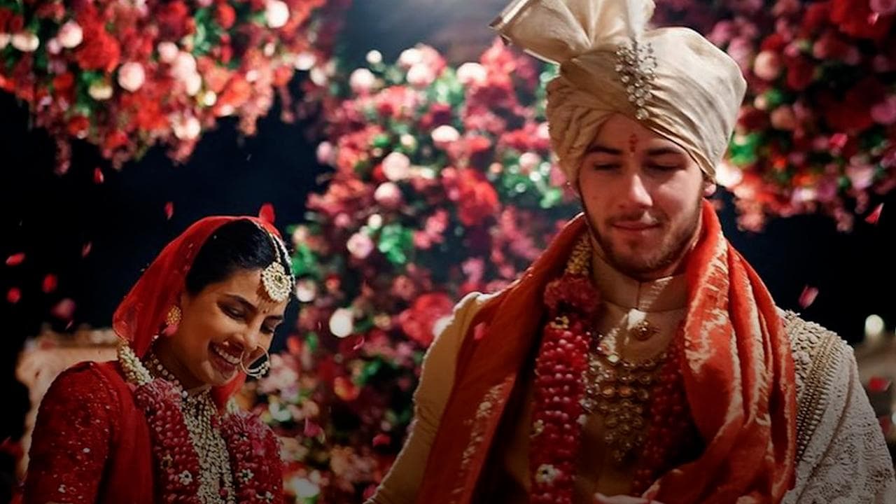 प्रियंका चोपड़ा ने पति निक जोनस के साथ रोमांटिक अंदाज में सेलिब्रेट की एनिवर्सरी, फोटोज वायरल