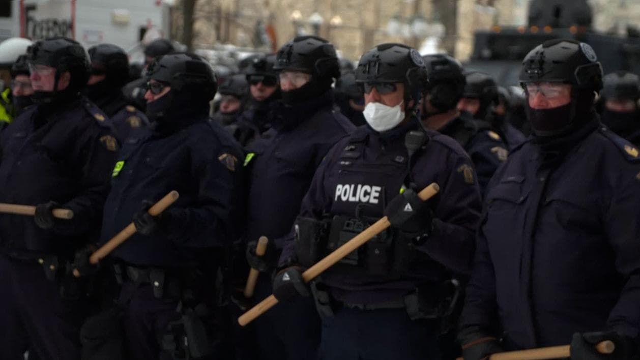 Canada: Police crackdown on anti-vaccine protest Freedom Convoy continues in Ottawa | Covid