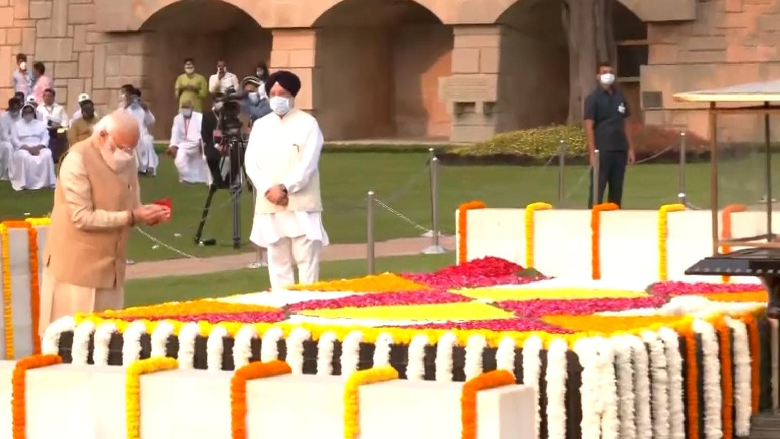 Gandhi Jayanti: জন্মদিবসে জাতির জনককে শ্রদ্ধা প্রধানমন্ত্রী মোদী, সনিয়া গান্ধীর