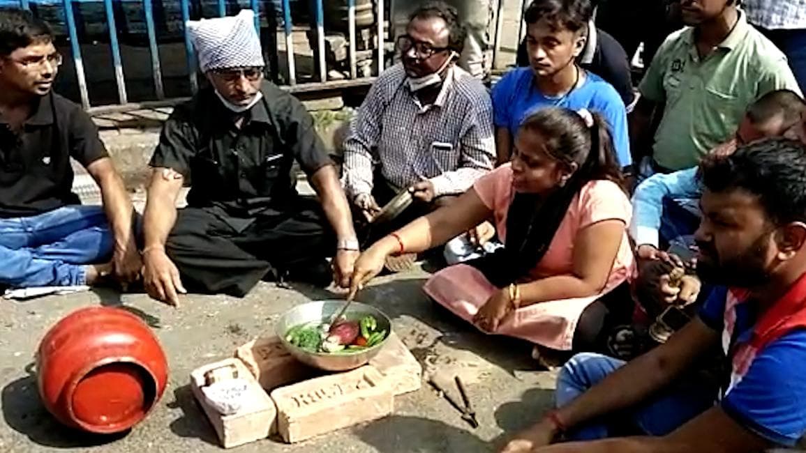 TMC Protest: জ্বালানির মূল্যবৃদ্ধিতে নাভিশ্বাস মধ্যাবিত্তের, প্রতিবাদে বিজেপি অফিসে বিক্ষোভ তৃণমূলের