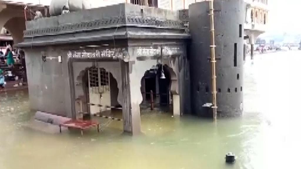 Nashik Flood: नासिक में उफनती गोदावरी का पानी शहर में घुसा, यवतमाल में नदी की धार से पलटी बस 