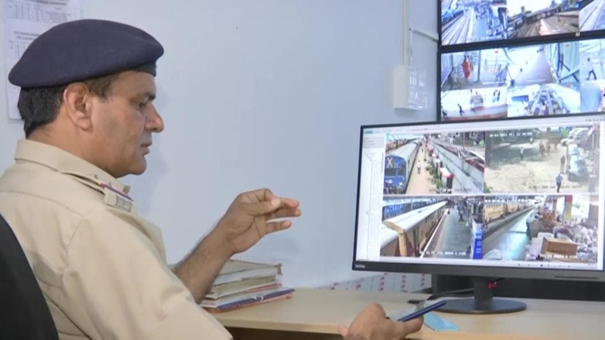 Mumbai के लोकल ट्रेन में यात्रियों की सुरक्षा पर रहेगी पैनी नजर, विरार से चर्चगेट तक लगा स्पेशल कैमरा