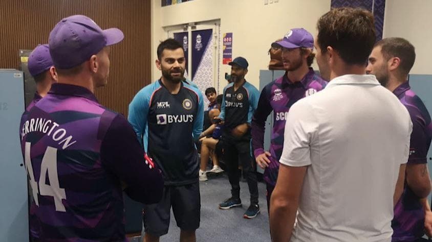  T20 WC 2021: कोहली ने स्कॉटलैंड टीम को दिया सरप्राइज, ड्रेसिंग रूम में जाकर विपक्षी टीम को दी 'टिप्स'