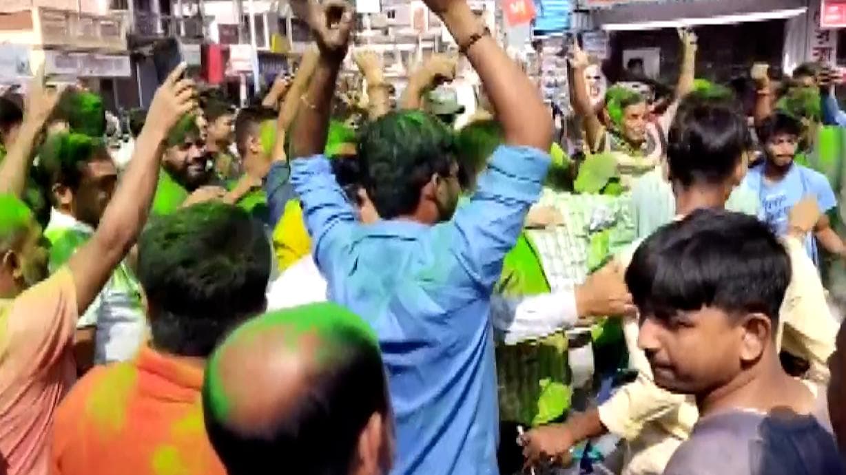 Dinhata bypoll result: সকাল থেকেই উৎসবের মেজাজে দিনহাটার তৃণমূল কর্মীরা, বিরাট ব্যবধানে এগিয়ে উদয়ন গুহ 