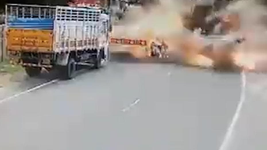 Tamil Nadu Blast: पटाखों से लदी चलती स्कूटी के उड़े परखच्चे, देखें ये भयानक वीडियो 