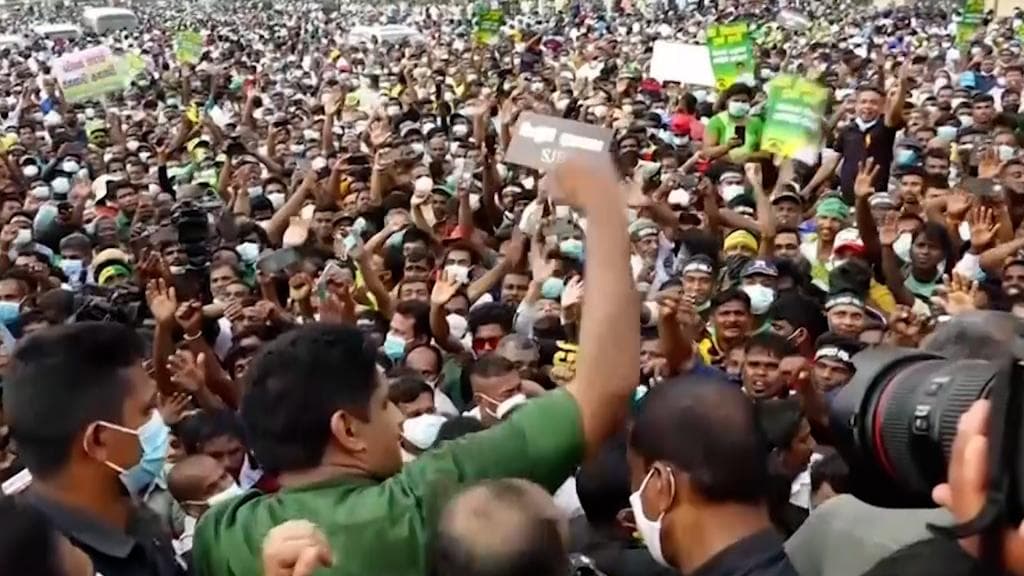 Srilanka Crisis: শ্রীলঙ্কায় বেনজির সংকট! প্রধানমন্ত্রী ছাড়া ইস্তফা দিলেন মন্ত্রিসভার ২৬ জন সদস্য