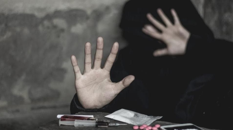 कहीं आपका बच्चा भी तो नहीं हैं नशे की लत का शिकार? इन लक्षणों से करें पता 