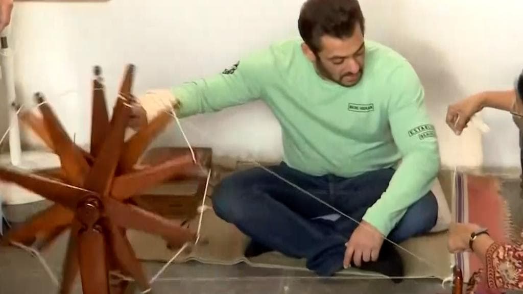 Salman Khan: মহাত্মার আশ্রমে নিজের হাতে চরকা কেটে ভক্তদের মন জিতে নিলেন সলমন