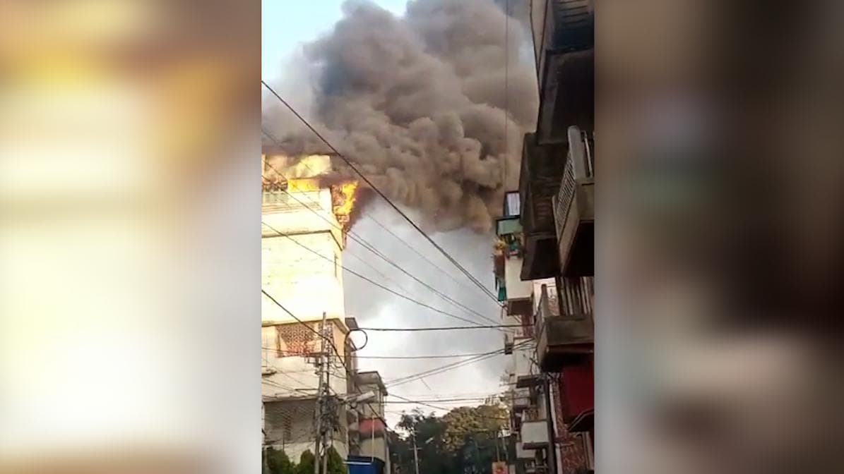 Fire at Kolkata: দক্ষিণ কলকাতার লর্ডস মোড়ে ভয়াবহ অগ্নিকাণ্ড, দমকলের ৪টি ইঞ্জিনের চেষ্টায় নিয়ন্ত্রণে আগুন