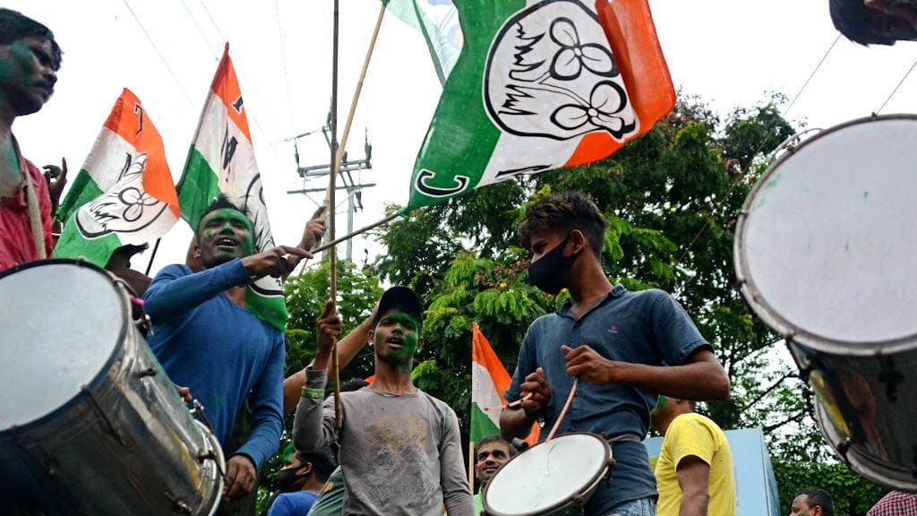 KMC Election 2021: 'সবুজ' হল কলকাতা, কালীঘাটে উচ্ছ্বাস, 'দিদি'র সাফল্যে আপ্লুত মহিলাদের ঢল