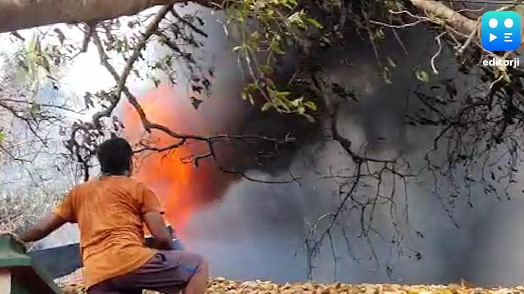 Kolkata Fire: ১০ ইঞ্জিনের সহায়তায় নিয়ন্ত্রণে নিউআলিপুরের আগুন, ভষ্মীভূত রং কারখানা