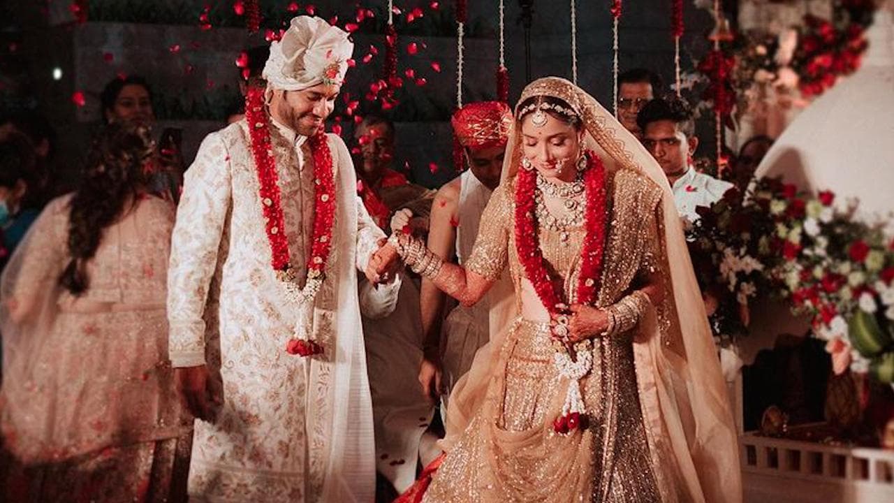 Ankita Lokhande wedding : সাত পাকে বাঁধা পড়লেন অঙ্কিতা-ভিকি, প্রকাশ্যে বিয়ের ছবি 