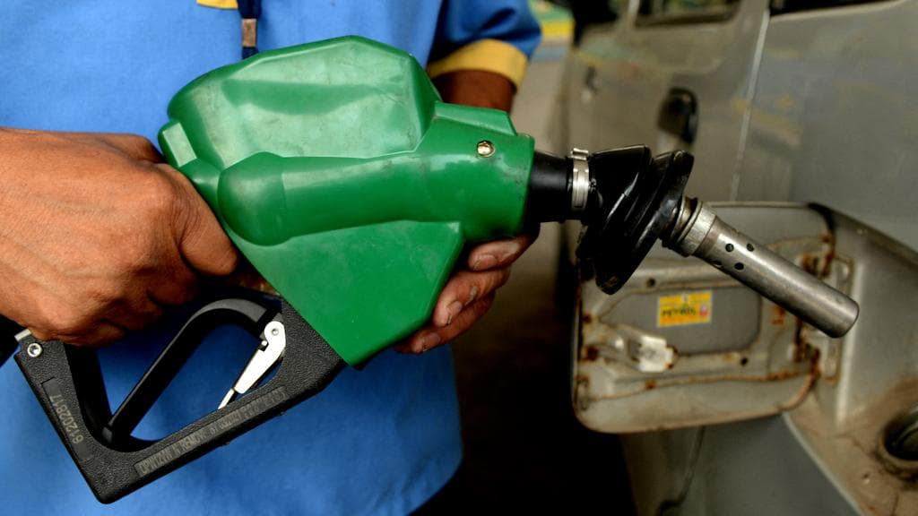 Diesel price: পাইকারি বাজারে মহার্ঘ হল ডিজেল, এক লিটারে দাম বাড়ল ২৫ টাকা 