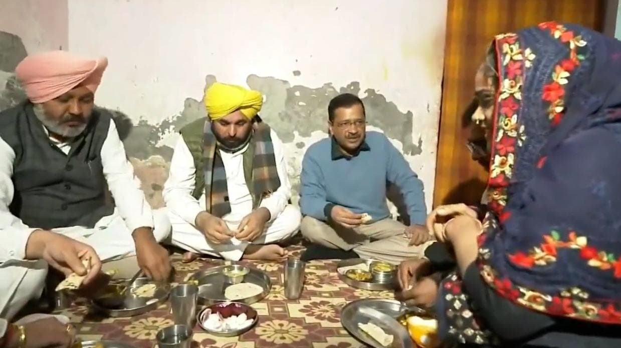 Punjab Assembly Elections 2022: ऑटो ड्राइवर ने दिया न्योता, तो डिनर करने उसके घर पहुंचे CM केजरीवाल