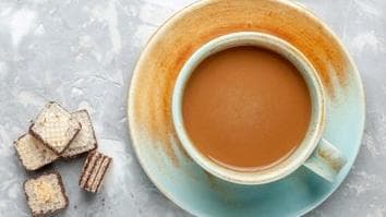 चाय में जमी परत कर देती है मज़ा खराब? ऐसे मिलेगा इससे छुटकारा  