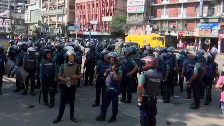 Bangladesh Violence: बांग्लादेश में मंदिरों और घरों पर हमले के मामले में 71 केस दर्ज, 450 लोग गिरफ्तार