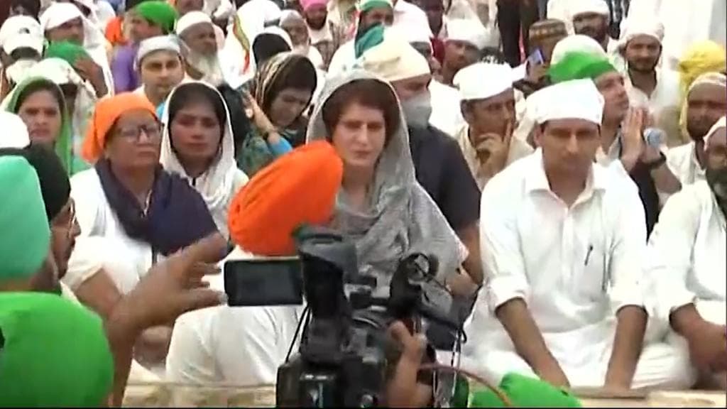 Lakhimpur Kheri: किसानों की श्रद्धांजलि सभा में पहुंचीं प्रियंका गांधी, पर किसानों ने मंच पर नहीं दी जगह