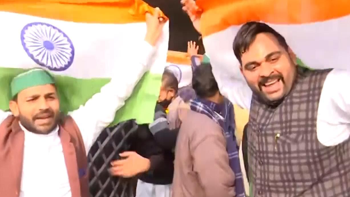 Farmers Protest: दिल्ली बॉर्डर से जश्न मनाते लौटे किसान, ट्रैफिक के लिए जनवरी में ही खुलेगा बॉर्डर