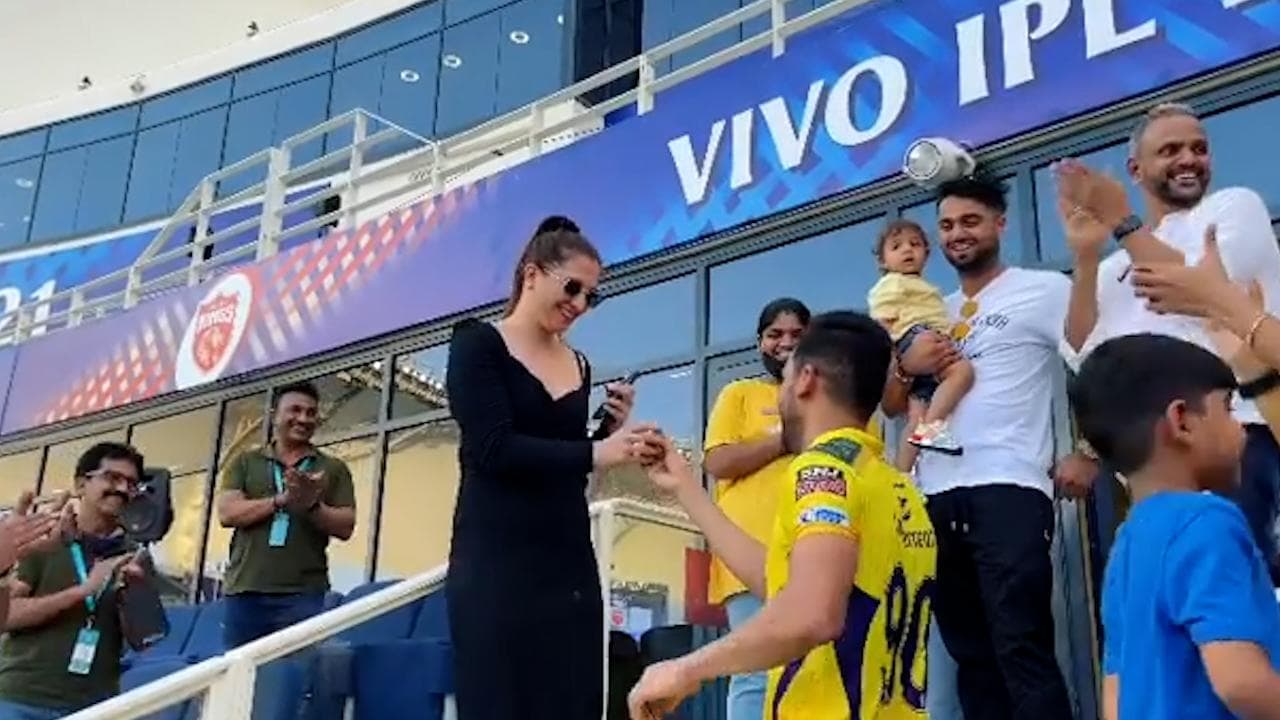 Proposal in Cricket Stadium: 'दिल की पिच' पर बोल्ड हुए दीपक चाहर, स्टेडियम में किया गर्लफ्रेंड को प्रपोज