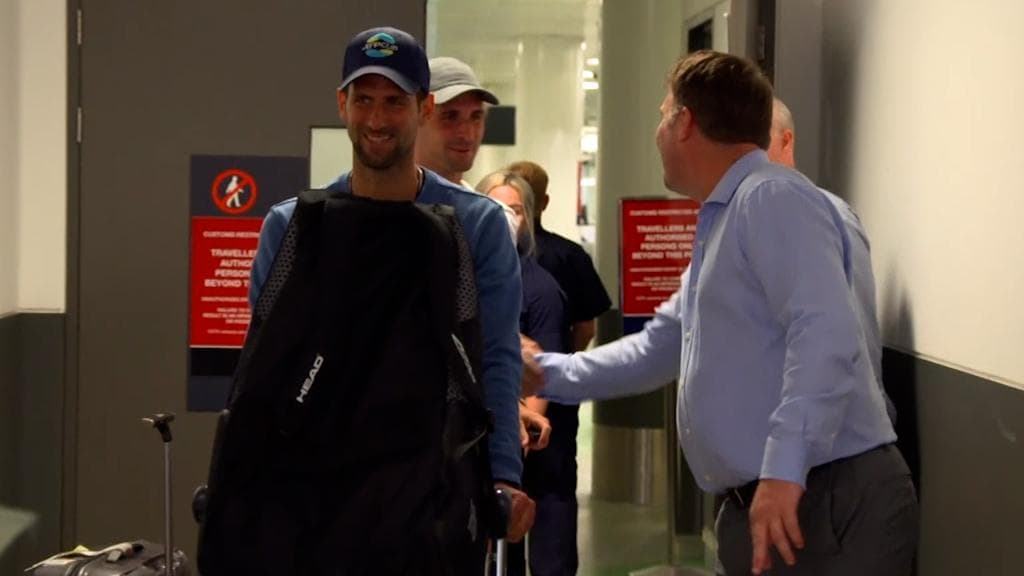 Novak Djokovic: মেলবোর্ন বিমানবন্দরে আটক জোকোভিচ? অস্ট্রেলীয় ওপেনে নামা নিয়ে সংশয়