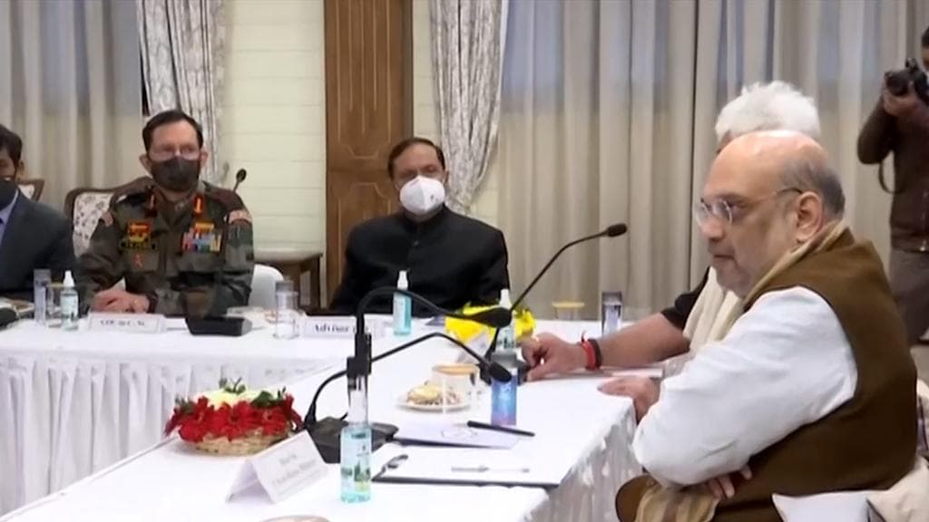 3 दिवसीय दौर पर J&K पहुंचे गृहमंत्री शाह ने की हाई लेवल मीटिंग, शहीद के घर जाकर दी श्रद्धांजलि