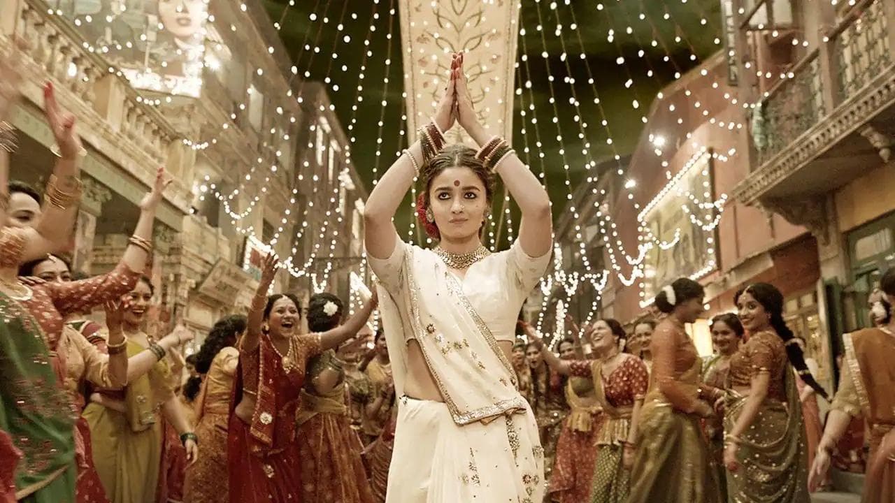 Gangubai Kathiawadi Review: मुंबई के कैद गलियों में भी सांस लेना सिखाती है गंगू उर्फ़ Alia Bhatt 