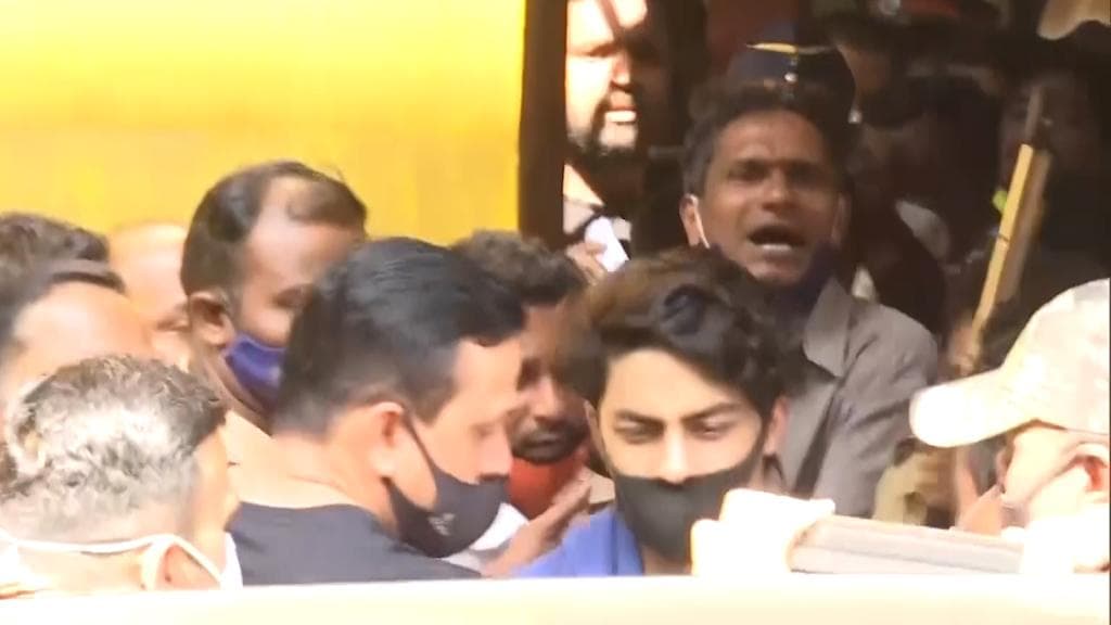 Aryan khan: रिहा हुए आर्यन खान, करीब एक महीने बाद मिली शाहरुख के बेटे को जेल से आज़ादी