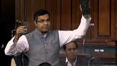 संसद में शराब का पैकेट लेकर पहुंचे BJP सांसद, Delhi की नई आबकारी नीति का किया विरोध