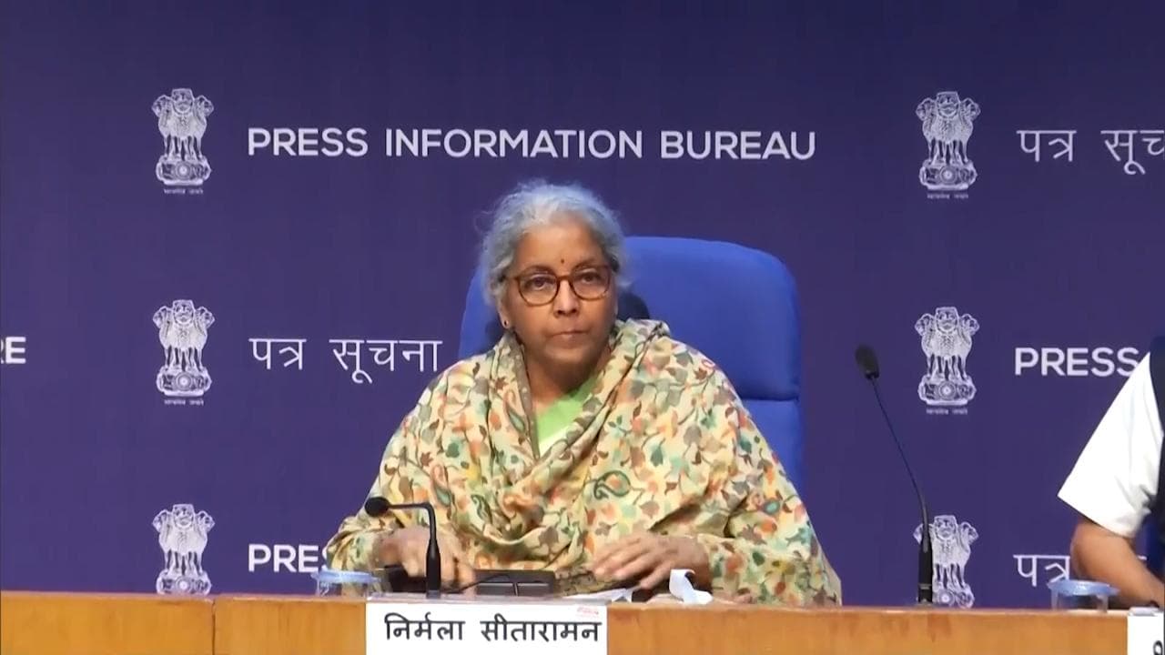 Petrol Diesel price: तेल की कीमतों पर बोलीं निर्मला- अपनी सरकारों से क्यों नहीं पूछते लोग?
