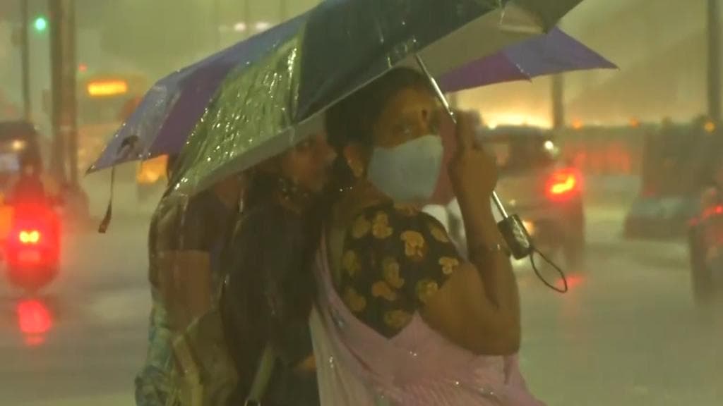 Chennai Rain: ভয়াবহ বৃষ্টিতে ভাসছে চেন্নাই, মৃত অন্তত ৩, জারি লাল সতর্কতা