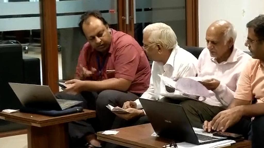 4 lakh income tax returns per day! Tax payers rush as deadline looms