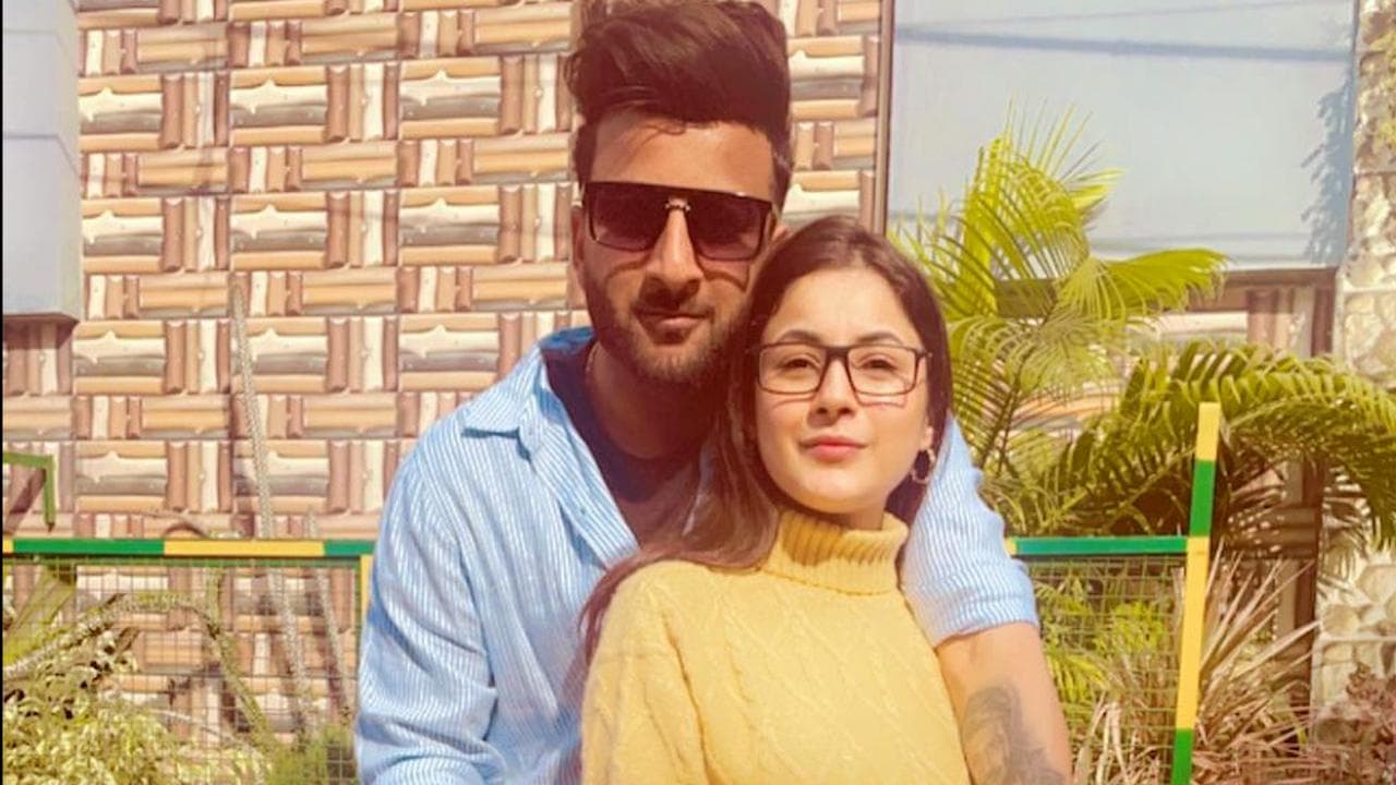 Shehnaaz Gill काफी वक्त बाद मुस्कुराती हुई नजर आईं, भाई Shehbaz Badesha के साथ तस्वीरें हुईं वायरल 