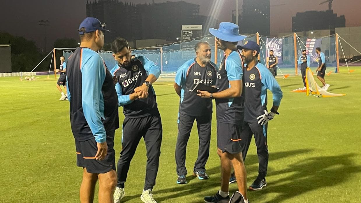 T20 World Cup 2021: UAE में टीम इंडिया से जुड़े महेन्द्र सिंह धोनी, BCCI ने किया ग्रैंड वेलकम