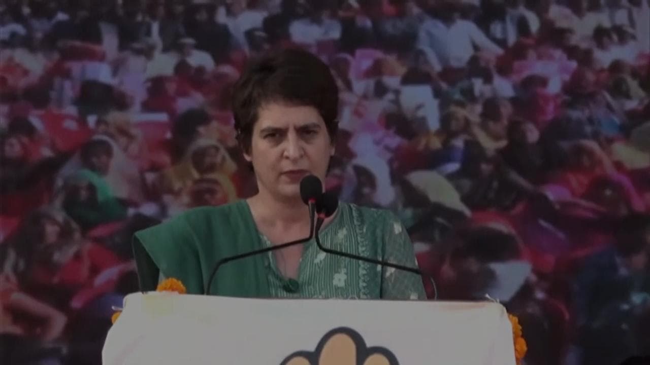 UP: महोबा में BJP पर जमकर बरसीं प्रियंका, बोलीं- कांग्रेस की सरकार बनी तो किसानों का कर्जा होगा माफ