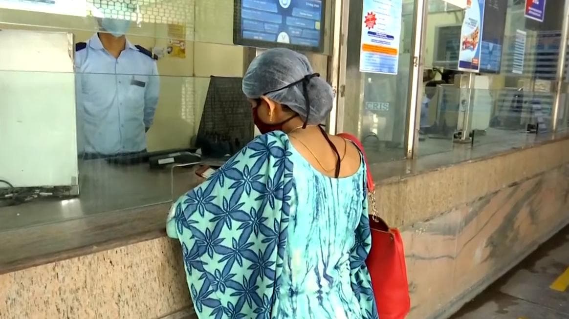 Kolkata Metro : বন্ধ টোকেন, সোমবার থেকে ফের স্মার্ট কার্ড, শেষ ট্রেনের সূচি বদল মেট্রোতে