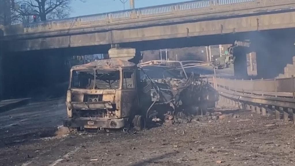 Ukraine crisis: street fighting begins in Kyiv as Russian troops move into capital