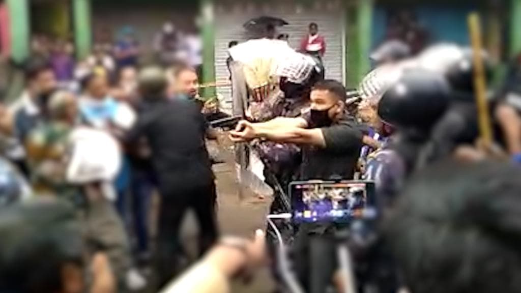 TMC-BJP Clash: নেতাজি মূর্তিতে মাল‍্যদান ঘিরে রণক্ষেত্র ভাটপাড়া, তৃণমূল-বিজেপি সংঘ‍র্ষে ‘গুলি’