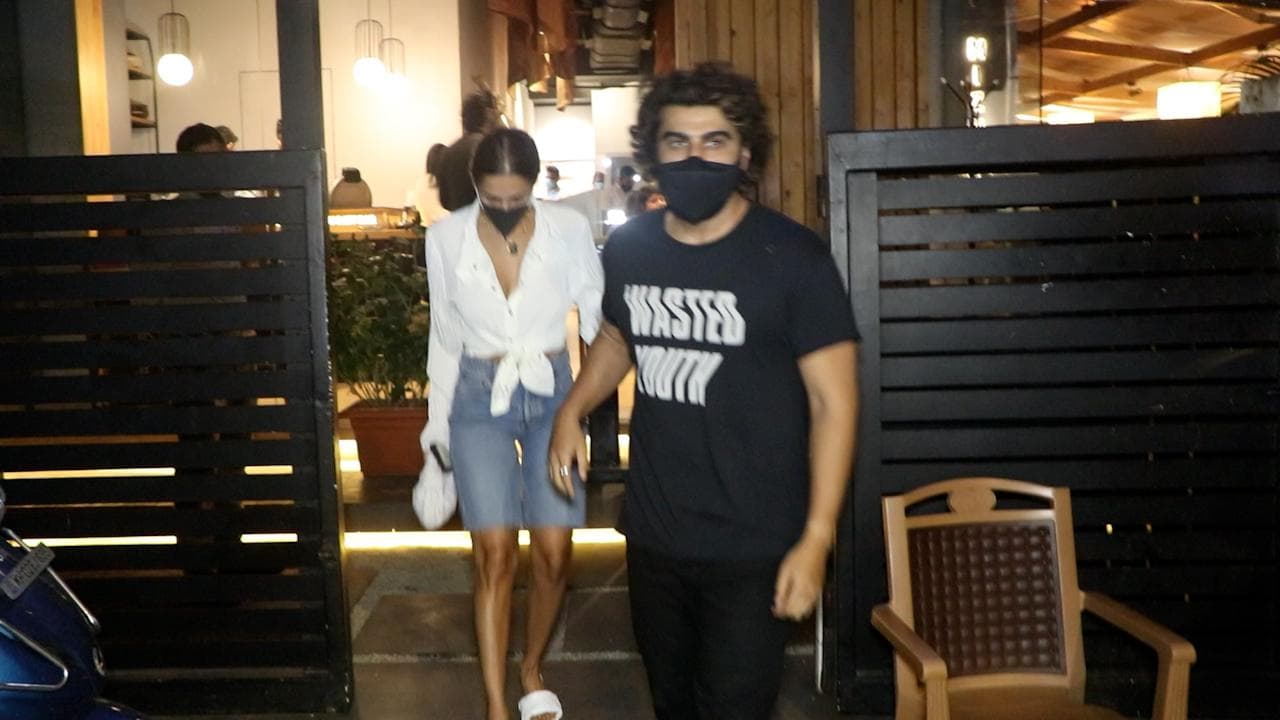 Bollywood: বিচ্ছেদের যাবতীয় সম্ভাবনাকে উড়িয়ে ইন্সটাগ্রামে ছবি পোস্ট অর্জুনের, পোস্টে লাভ রিয়াক্ট মালাইকার