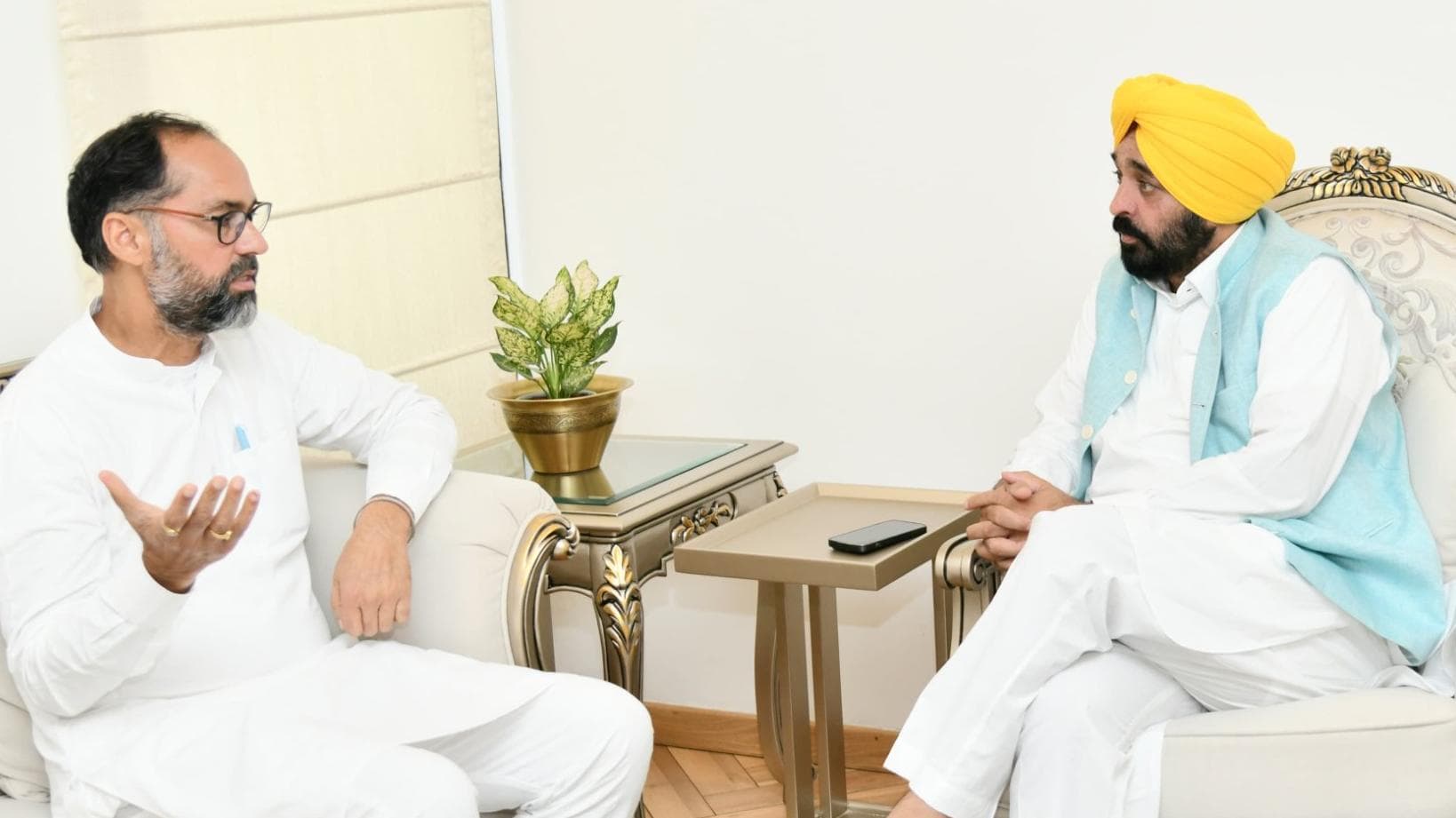  Lok Sabha polls: former Akali MLA Pawan Tinu joins AAP